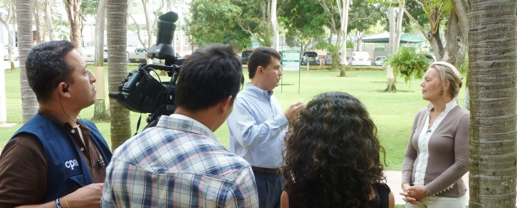 Martine Bouman tijdens een TV interview in Colombia